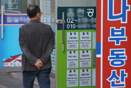 금융권에서 가계대출을 전방위로 옥죄면서 매매뿐 아니라 전세 거래까지 어려워지자 서울에서 월세를 낀 임대차 거래 비중이 약 40% 수준까지 올랐다. 27일 서울시내 한 공인중개사무소에 붙은 부동산 매물 안내문. <연합뉴스>